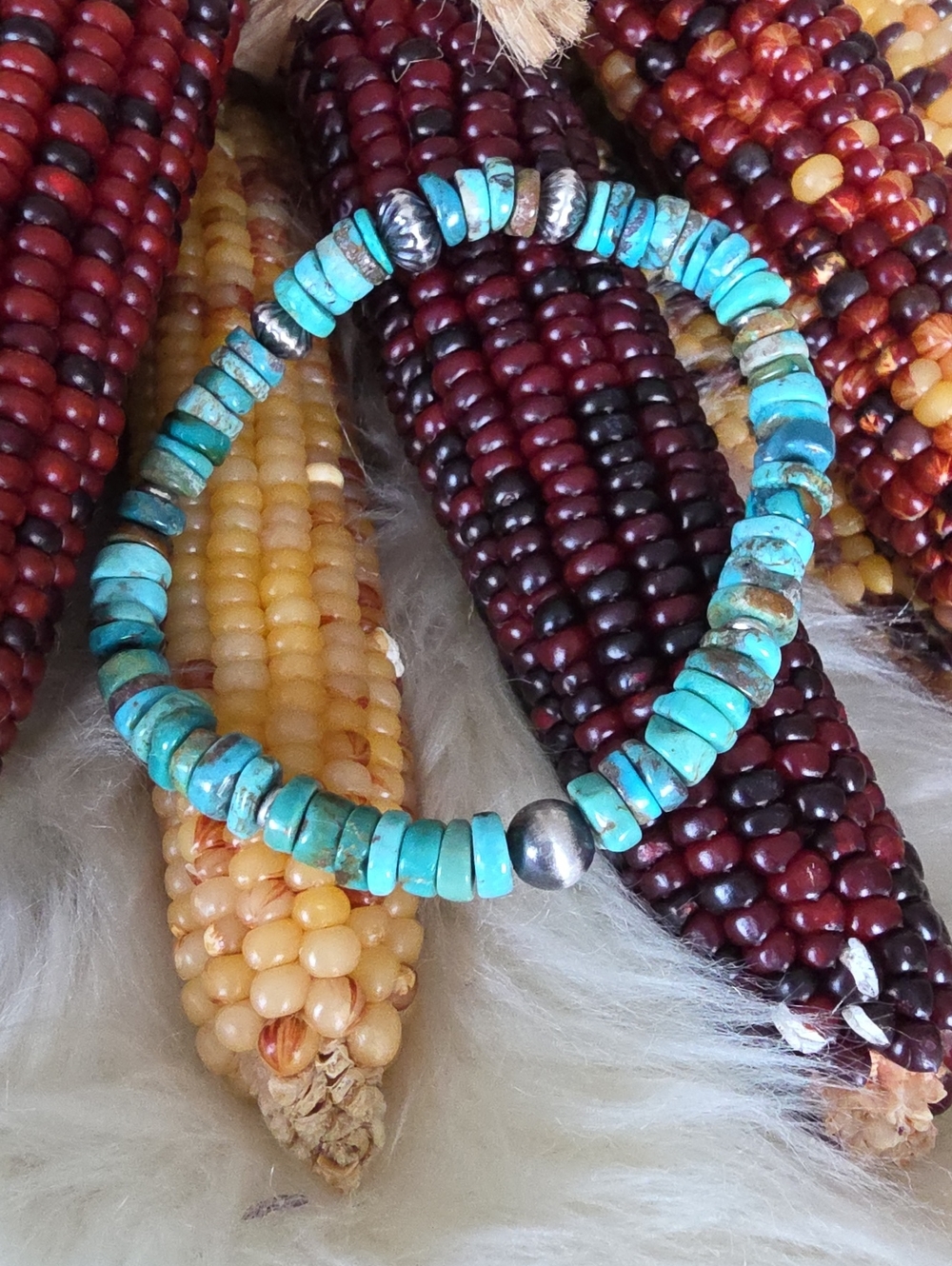 Stunning NWOT Native American Navajo Stretchy Turquouse & Bead Bracelet 🩵🩶💙💚